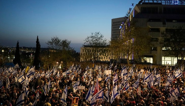 Демонстрантите развяваха знамената на Израел и скандираха, че искат предсрочни избори