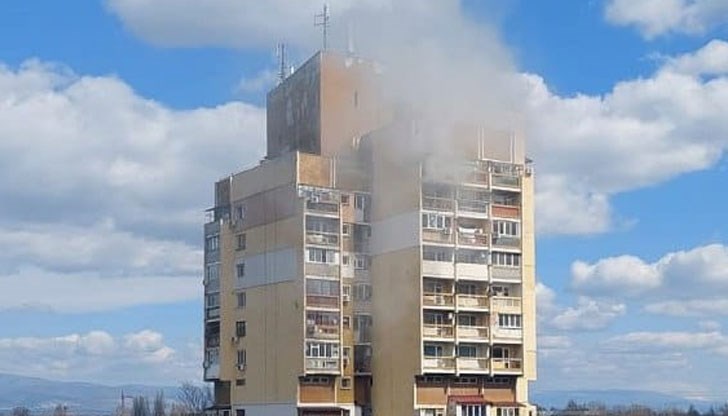 Огънят е избухнал в апартамент на 13-ия етаж