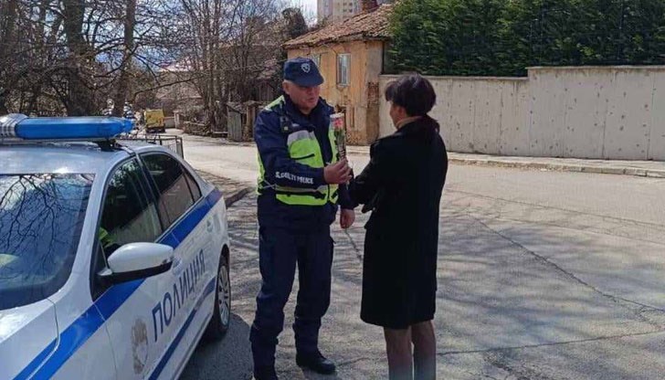 Жестовете на внимание бяха отправяни с пожелания за здраве, лично и семейно щастие, позитивизъм и разбира се безаварийно шофиране