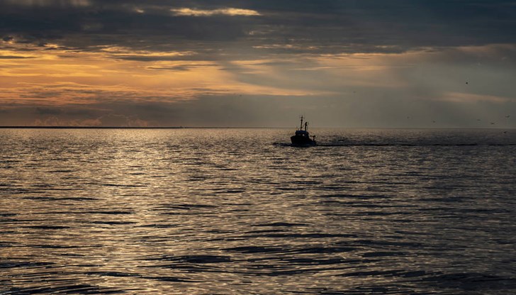 Трима членове на екипажа са загинали, още четирима са ранени Трима членове на екипажа са загинали, още четирима са ранени