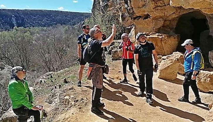 Показват скалния манастир „Св. Архангел Михаил“, който се намира от дясната страна на Русенски Лом