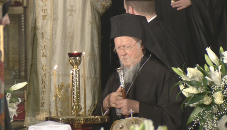 Духовникът пристигна за светата литургия в памет на патриарх Неофит