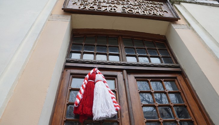 Благотворителен базар на мартенички организира русенското училище