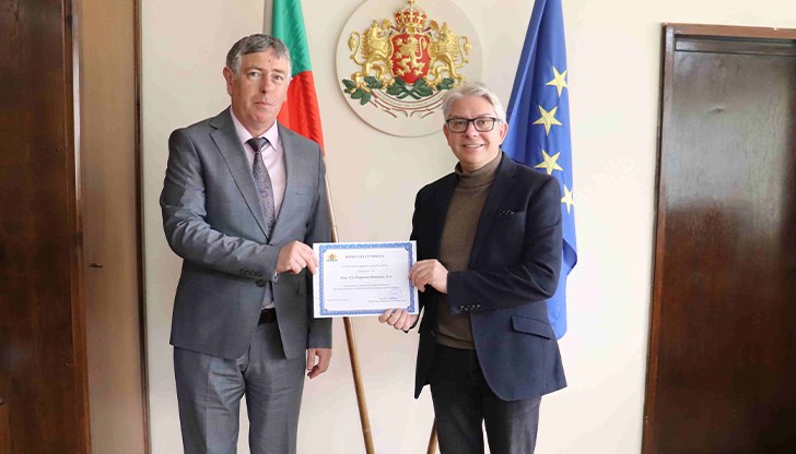 Отличието беше връчено за цялостния му принос към социалната и стопанска история на България