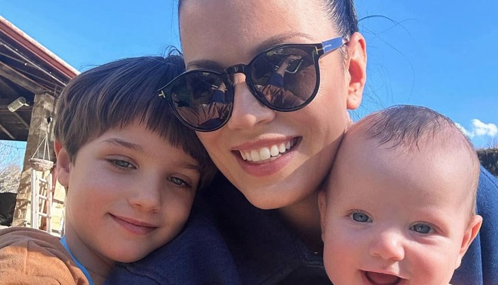 Актрисата сподели две снимки на имениците в семейството ѝ Актрисата сподели две снимки на имениците в семейството ѝ