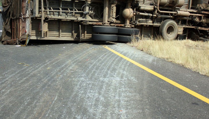 Товарът се е разсипал на част от пътното платно