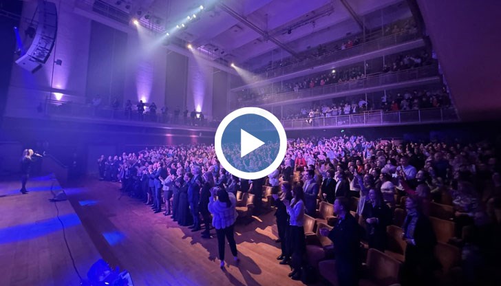 Примата на българската естрада пя пред 900 души