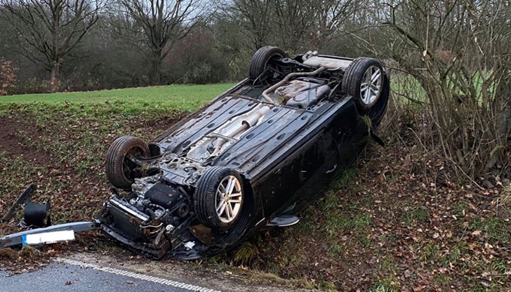 Автомобилът се преобърнал в канавка след ляв завой Автомобилът се преобърнал в канавка след ляв завой