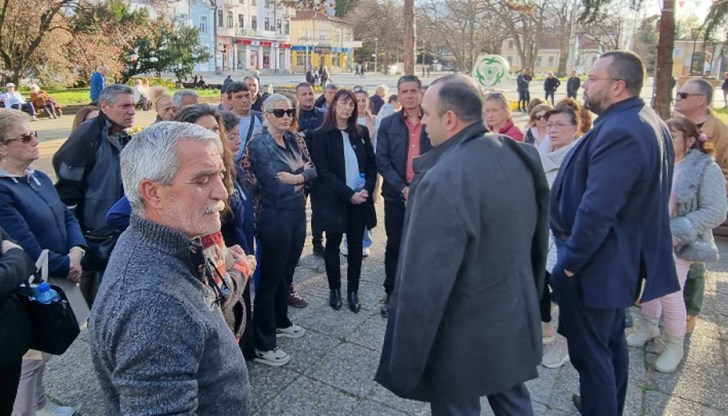 Мирен протест против изграждането на фотоволтаици върху земеделски земи се състоя тази вечер пред общината в Кюстендил Мирен протест против изграждането на фотоволтаици върху земеделски земи се състоя тази вечер пред общината в Кюстендил