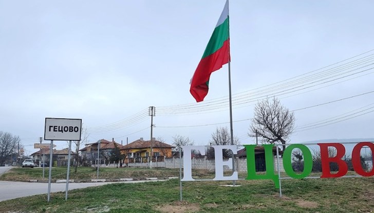 Пилонът е монтиран така, че да се вижда от всички, които минават по главния път Русе - Варна