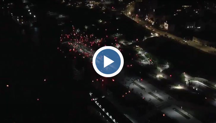 Десетки фенери полетяха в нощното небе