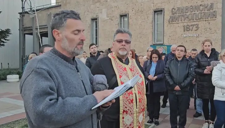Духовникът вече пети ден не яде и не пие вода в протест срещу Светия синод