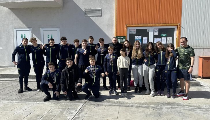 Състезателите на “Ирис” тренират под ръководството на Павел Тодоров и Деян Рачев Състезателите на “Ирис” тренират под ръководството на Павел Тодоров и Деян Рачев