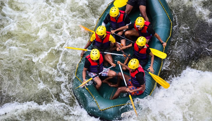 Десетки туристи се спуснаха във водите на река Струма