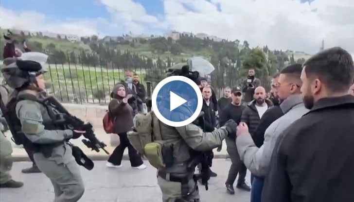 В петък израелската армия не позволи на повечето млади мъже да отидат в джамията