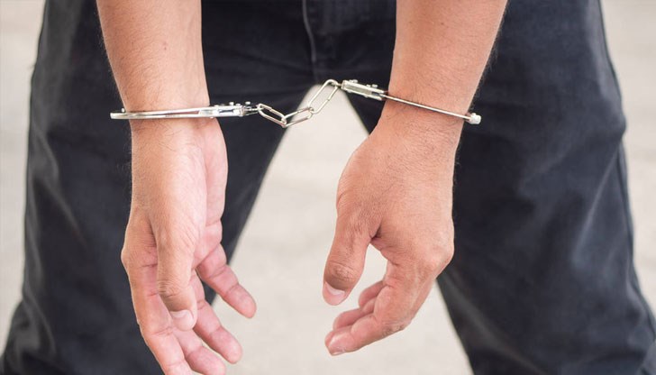 Той е задържан и привлечен към наказателна отговорност Той е задържан и привлечен към наказателна отговорност