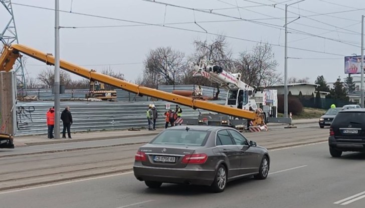 В момента на инцидента по булеварда са минали две коли и трамвай