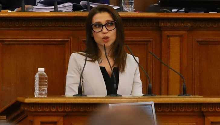 Единственото което свързва ГЕРБ и ПП-ДБ е плячката, заяви Искра Михайлова от парламентарната трибуна
