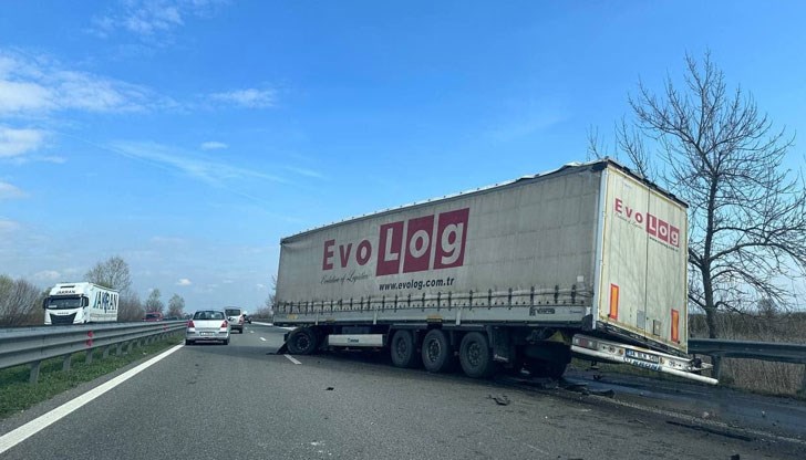 ТИР разля масло по платното край Пловдив ТИР разля масло по платното край Пловдив