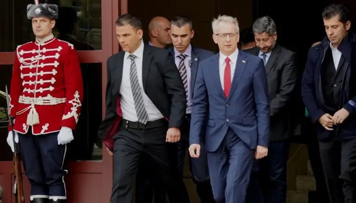 Не виждам никаква причина за конституционна криза, заяви премиерът в оставка след като върна неизпълнен мандата Не виждам никаква причина за конституционна криза, заяви премиерът в оставка след като върна неизпълнен мандата