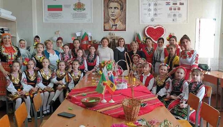 Учениците се събраха в работилница за изработка на мартенички