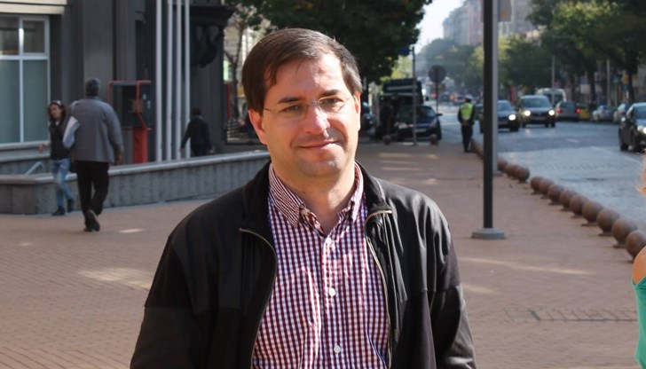 ППДБ всекидневно ни заливат с глупотевини по конституционни въпроси, коментира експертът по конституционно право