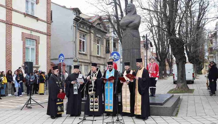 С ритуал по поднасяне на венци и цветя в Русе бе почетена 131-ата годишнина от смъртта на Баба Тонка Обретенова