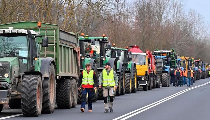 Изкараха 150 трактора на границата между трите държави срещу селскостопанската политика на ЕС и вноса на евтина продукция от Украйна
