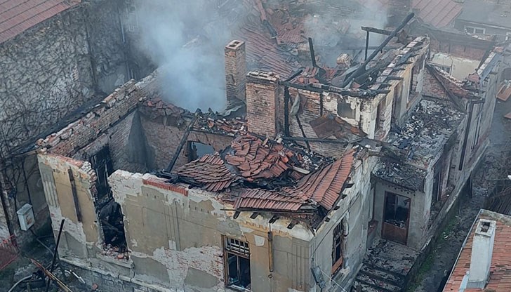 Евакуиран е мъж, самонастанил се в къща, долепена до горящата