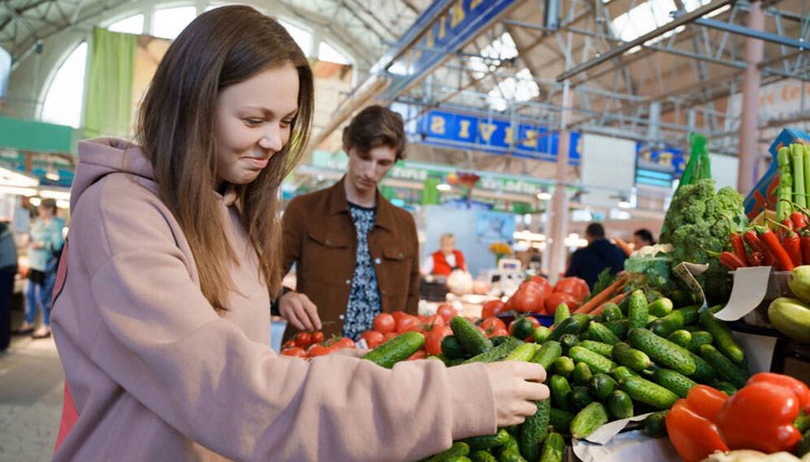 Краставиците и доматите поевтиняват