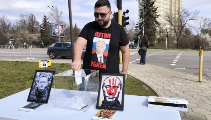 Междувременно пред вратите на посолството се изви опашка от желаещи да гласуват за президент в Русия