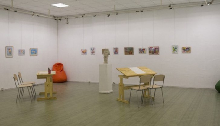 Първата подредена гостуваща изложба е на ученици от Математическа гимназия „Баба Тонка“ – Русе Първата подредена гостуваща изложба е на ученици от Математическа гимназия „Баба Тонка“ – Русе