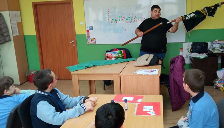 Децата имаха възможност да се докоснат до автентични предмети и оръжия