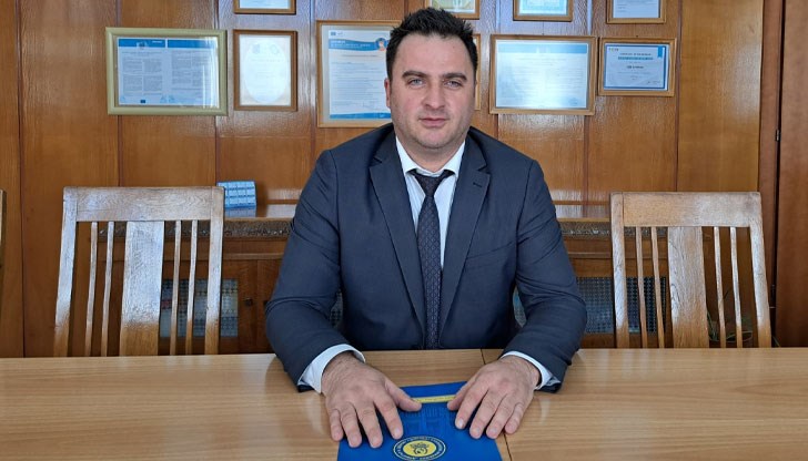 Слоганът на неговата управленска програма е „ЗАЕДНО, КРАЧКА ПРЕД ДРУГИТЕ!”