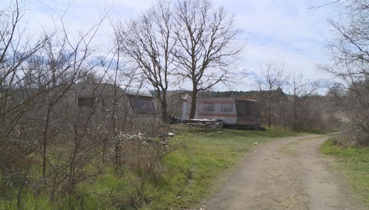 Нарушителите дори са започнали да изграждат навеси и други съоръжения върху територията, която е под закрилата на закона