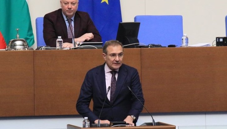 Борислав Гуцанов пита Калин Стоянов за извършвана от Иван Видолов чистка на неудобни преподаватели и ръководители на структурни звена