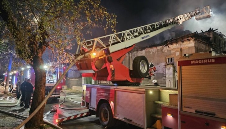 Борбата с пламъците продължи 3 часа