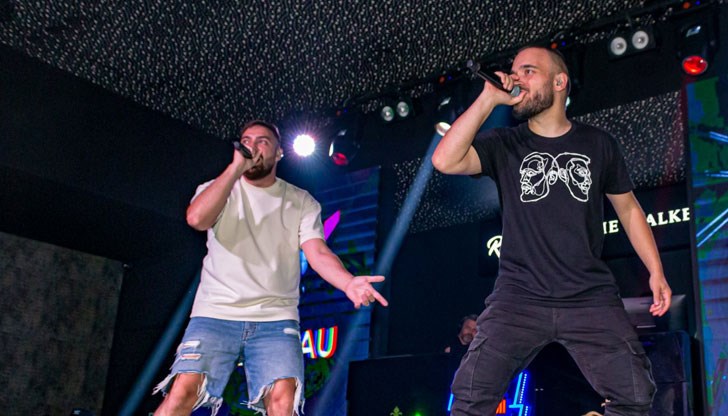 „Дявол от рая“ е мелодично, с ускорено темпо парче, което показва утвърденото дуо в най-добрата им светлина