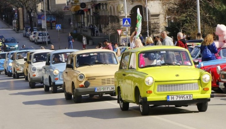 Над 150 ретро автомобила поене на шествие от центъра до Царевец