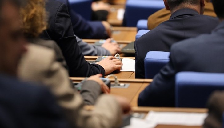 Предвиден е и редовен парламентарен контрол
