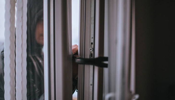 Три момчета отмъкнали 800 лева и велосипед