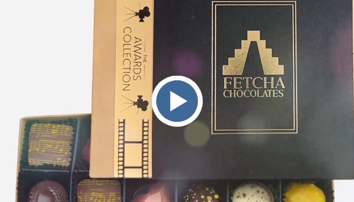 Това е опаковката на шоколадови бонбони - един от подаръците на бляскавата церемония