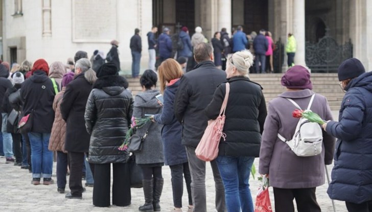 Повече от девет часа продължава поклонението пред Негово Светейшество патриарх Неофит в патриаршеската катедрала
