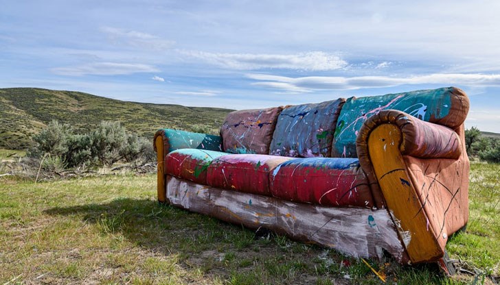 Със съдействието на фирмата за събиране на смет, двата дивана били закарани до дома на собственикът им