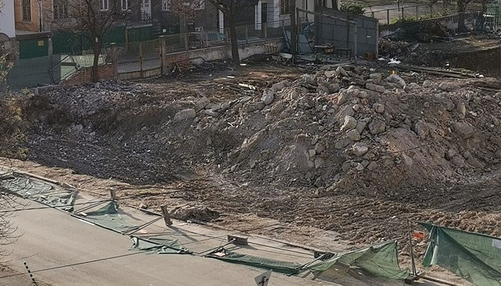 Големи бетонни парчета и буци пръст представляват опасност за децата, решили да си играят там Големи бетонни парчета и буци пръст представляват опасност за децата, решили да си играят там