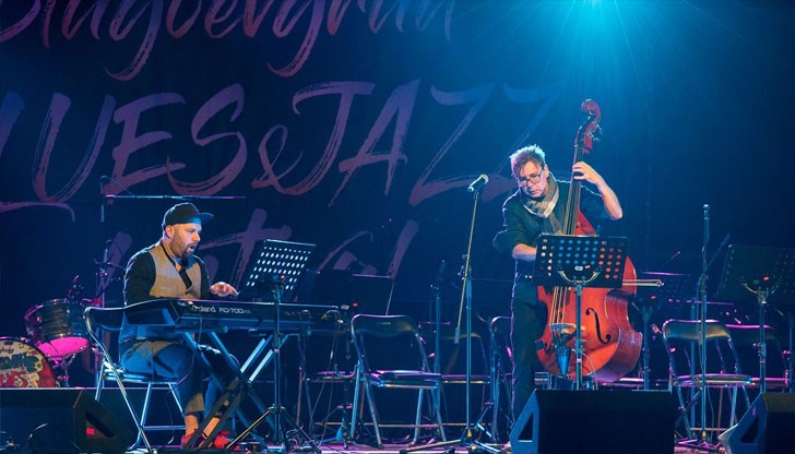 "Consequences" е авторският албум на Милен Кукошаров и Веселин Веселинов-Еко "Consequences" е авторският албум на Милен Кукошаров и Веселин Веселинов-Еко