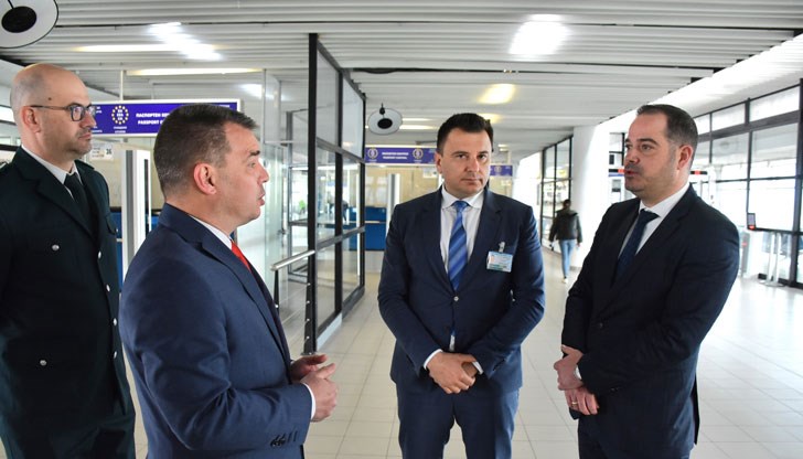 Вътрешният министър, заедно с главния секретар на МВР и директора на ГДГП се увериха на място в техническата готовност на РДГП - Аерогари