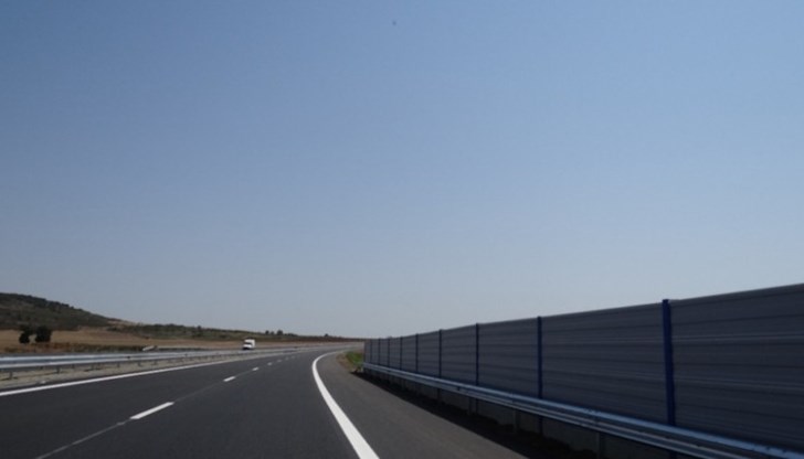 Поетапно и в двете посоки ще се ограничава движението в изпреварващата лента, като трафикът ще се осъществява в активната лента Поетапно и в двете посоки ще се ограничава движението в изпреварващата лента, като трафикът ще се осъществява в активната лента