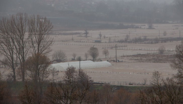 Река Елбасан е излязла от коритото си в района на село Луличка и е заляла ниви