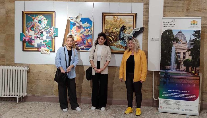 Произведенията са дело на художниците Невена Лефтерова и Евгения Лефтерова